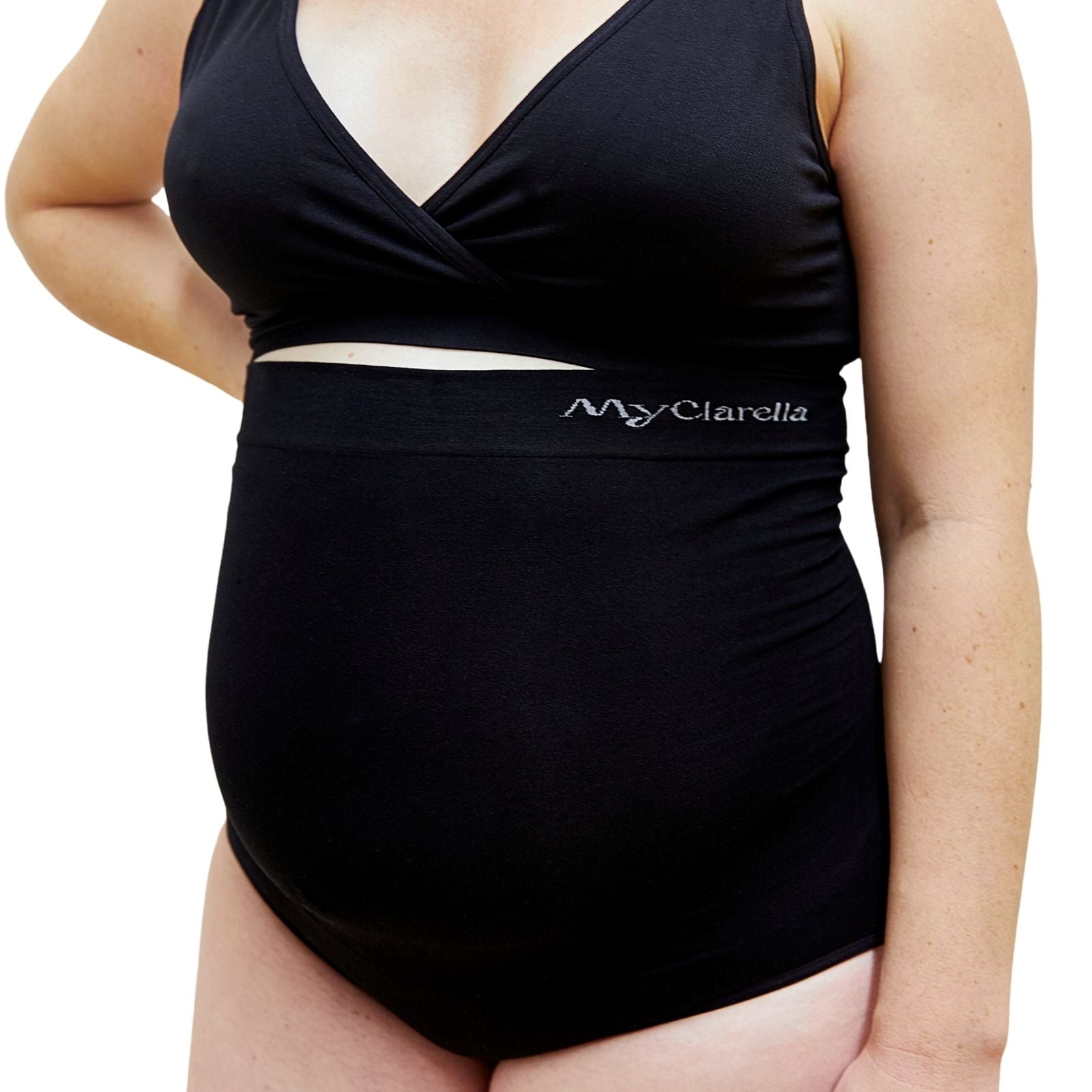 The Bump Panty - Mitwachsende Schwangerschaftsunterwäsche - MyClarella - Schwangere Frau trägt mitwachsende Bump Panty.