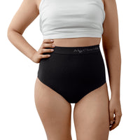 The Support Panty - Wochenbett - Unterwäsche - MyClarella - Frau trägt schwarze Support Panty auf weißem Hintergrund.
